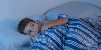 Djali më trembet në gjumë dhe qan. Si të veprojë?