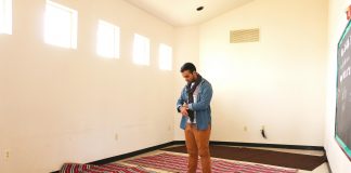 A lejohet të kollitem për t’ua bërë me dije që jam në namaz?