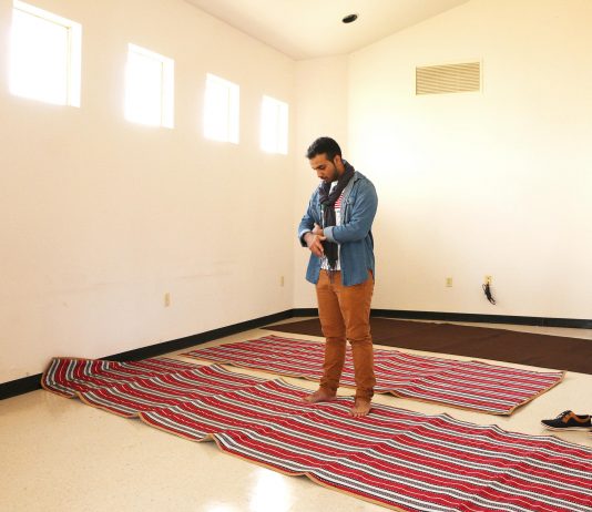 A lejohet të kollitem për t’ua bërë me dije që jam në namaz?