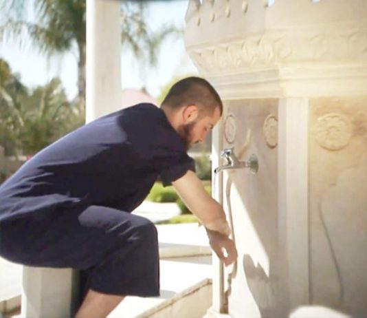 A bën të marr abdes vetëm me njërën dorë, për shkak të lëndimit?