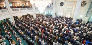 A hyn shejtani ndërmjet safave në namaz, nëse safat nuk bashkohen?