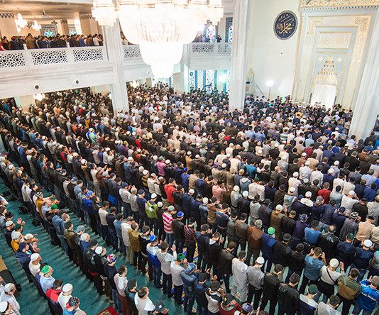 A hyn shejtani ndërmjet safave në namaz, nëse safat nuk bashkohen?