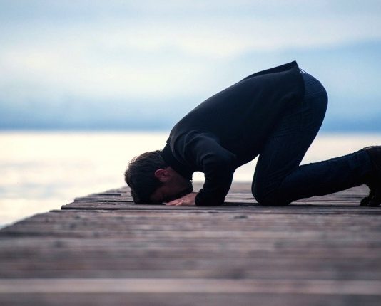 A lejohet të bësh dua në sexhde në gjuhën shqipe?