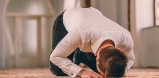A pranohet namazi nëse në vendin ku falem ka pika urine?