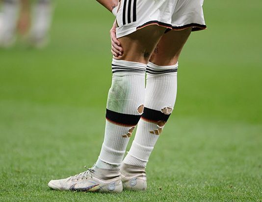 A lejohet të luajmë futboll me shorce që s’e mbulojnë gjurin?