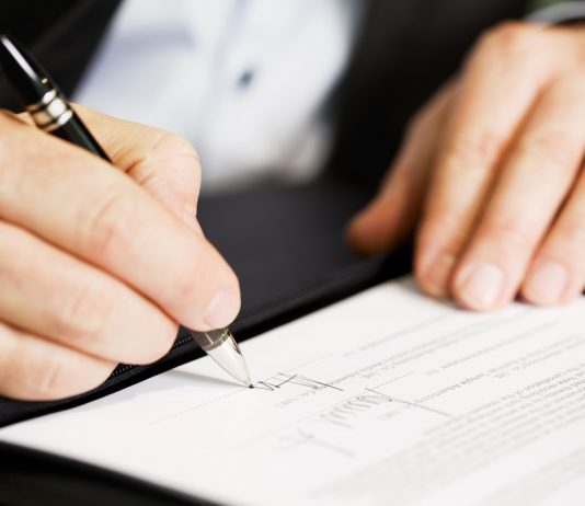 A lejohet nënshkrimi në emër të shokut në vendin e punës?