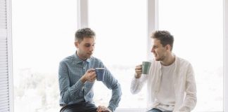 A i kam edhe ata vëllezër prej gjiri dhe a lejohet t’ia jap dorën motrës së tij?