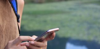 A më lejohet të hy në tualet pasi që në telefon kam ilahi, derse e Kuran?