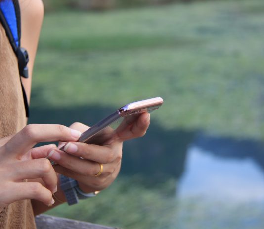 A më lejohet të hy në tualet pasi që në telefon kam ilahi, derse e Kuran?