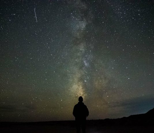 Çka do të thotë të shohësh ëndërr duke u falur në sexhde?