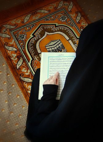 A lejohet leximi i Kuranit gjatë menstruacioneve?