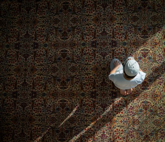 Koha e ligjëratave dhe namazi, cilës t’i jap përparësi?