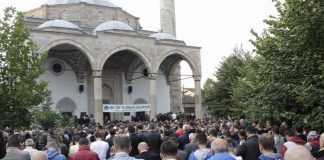 A lejohet biseda gjatë hutbes së xhumasë?