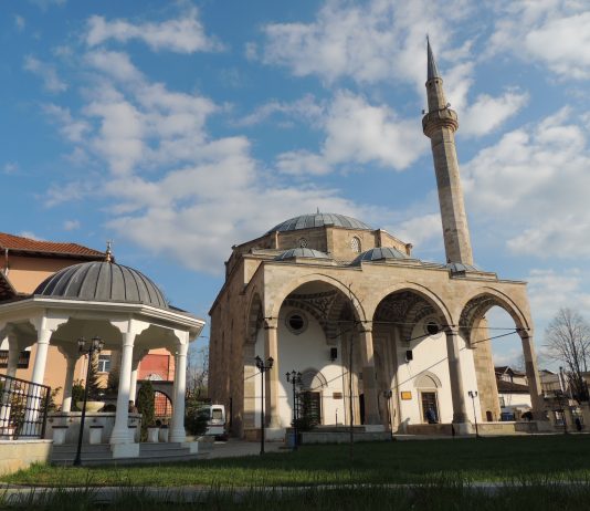 Kur konsiderohet xhamia e afërt për t’u falur?