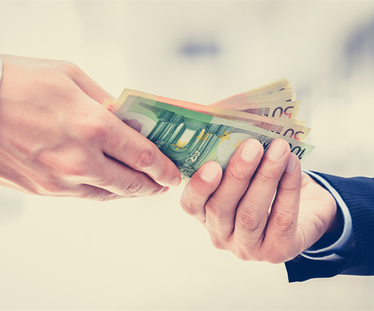 Trashëgimtari i pasurisë, a duhet të japë zekat për prindërit që kanë ndërruar jetë?