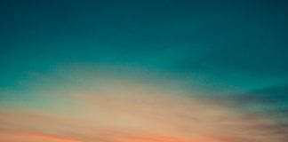 A thuhet “La ilahe il-la Allahu vahdehu la sherike leh…” 100 herë në mbrëmje?