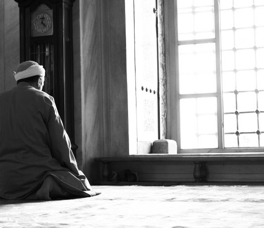 A lejohet leximi i fjalëve të namazit me germa joarabe?