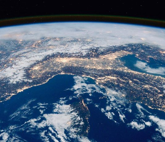 Në çfarë forme është toka dhe a lëviz ajo?