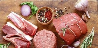 A lejohet të blihet mish në një dyqan ku varen në të hajmali?