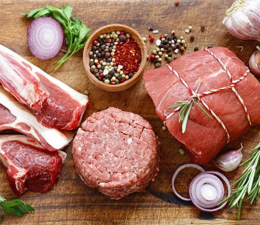 A lejohet të blihet mish në një dyqan ku varen në të hajmali?