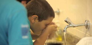 Si shpërlahet hunda gjatë abdesit?