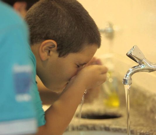 Si shpërlahet hunda gjatë abdesit?