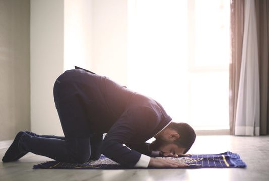 A duhet të përsëritet namazi për shkak të vesveseve?