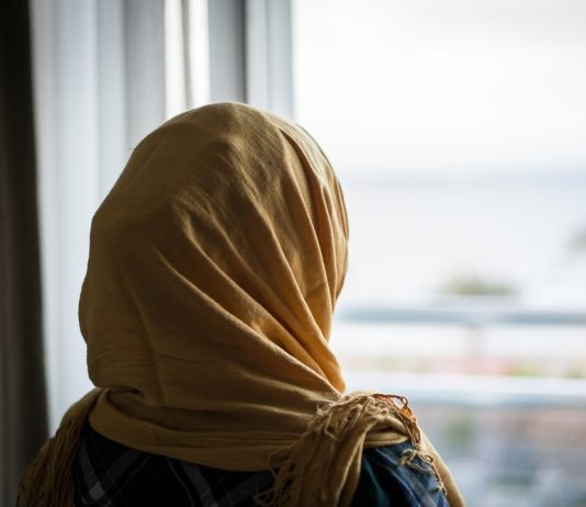 A i lejohet gruas të këndojë Kuran për burrin e saj të vdekur, apo të falë namaz për të?