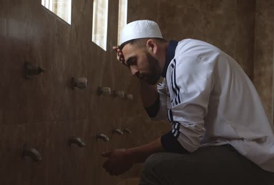 Si të veproj në namaz nëse kam rrjedhje të urinës?