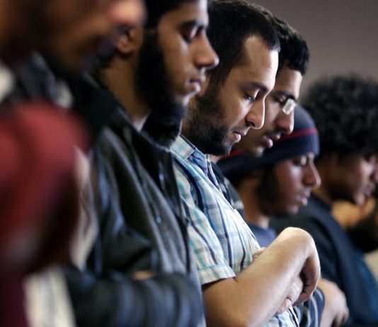 A lejohet të lidhem në namaz të teravisë me nijet të farzit të jacisë?