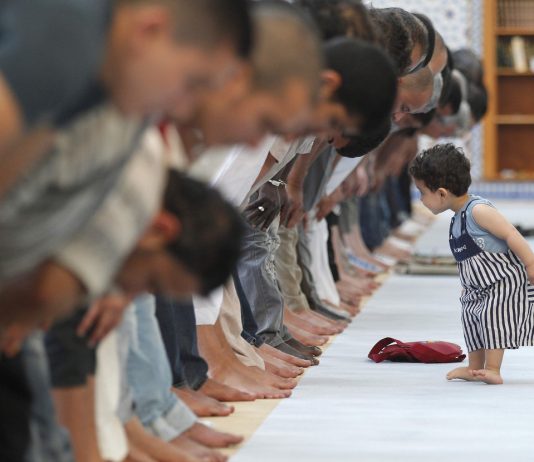 Prezenca e fëmijëve në namaz me xhemat