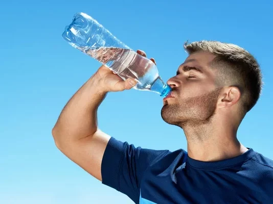 A lejohet pirja e ujit në këmbë?