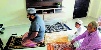 A lejohet të falet namazi i xhumasë në shtëpi me antarët e familjes?