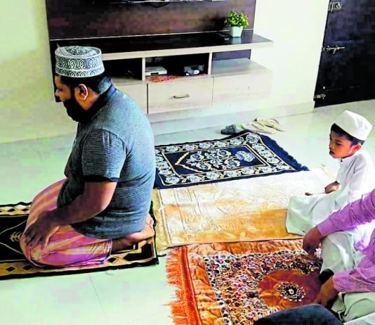 A lejohet të falet namazi i xhumasë në shtëpi me antarët e familjes?