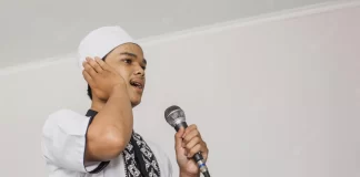 A duhet të thërras ezanin kur e fali namazi në shtëpi?