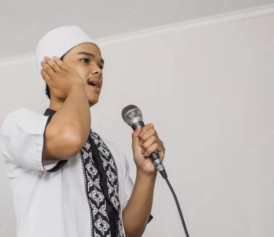 A duhet të thërras ezanin kur e fali namazi në shtëpi?