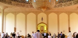 Nëse dikush hynë në xhami dhe është duke u thirrur ezani, çfarë është më mirë të veprojë?