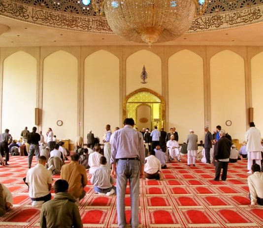 Nëse dikush hynë në xhami dhe është duke u thirrur ezani, çfarë është më mirë të veprojë?