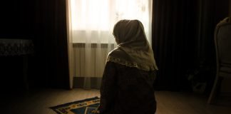 A duhet t’i mbulojë femra këmbët në namaz?