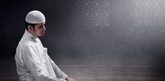 Nëse dikush teshtin gjatë namazit, a i lejohet ta falënderojë Allahun (të thotë elhamdulilah)?