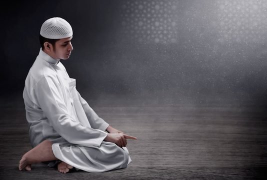 Nëse dikush teshtin gjatë namazit, a i lejohet ta falënderojë Allahun (të thotë elhamdulilah)?