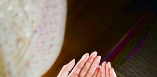 A bën gruaja ta falë namazin e drekës kur imami është duke e mbajtur hutben e xhumasë?