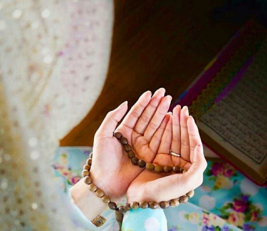 A bën gruaja ta falë namazin e drekës kur imami është duke e mbajtur hutben e xhumasë?