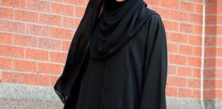 A lejohet përcjellja e xhenazes nga ana e grave dhe i veshjes së rrobave të zeza në rastin kur vdes dikush?