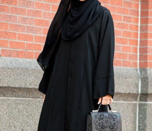 A lejohet përcjellja e xhenazes nga ana e grave dhe i veshjes së rrobave të zeza në rastin kur vdes dikush?