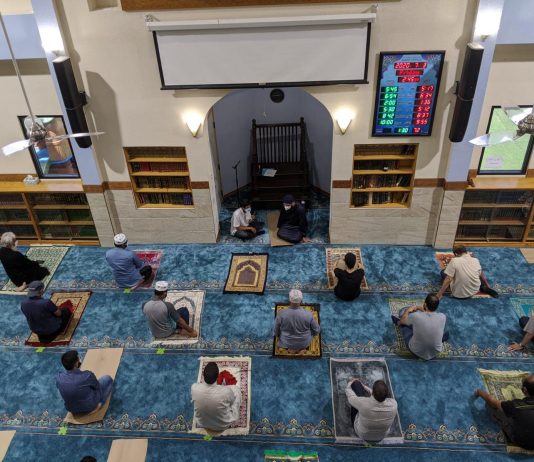 Nëse imami gjatë hytbes bën salavate për Profetin ﷺ, a duhet edhe xhemati të bëjnë salavate?