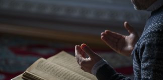 Në cilat raste është e lejuar ngritja e duarve për dua?