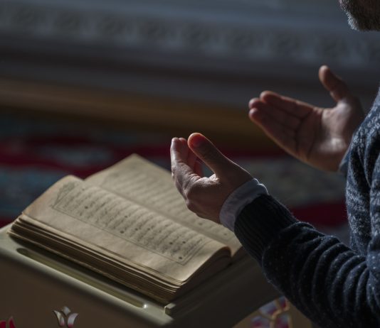 Në cilat raste është e lejuar ngritja e duarve për dua?
