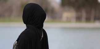 A lejohet ngjyra e zezë për lyerje të flokëve?