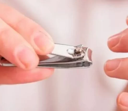 A i lejohet gruas me menstruacione të lahet dhe t’i presë thonjtë?